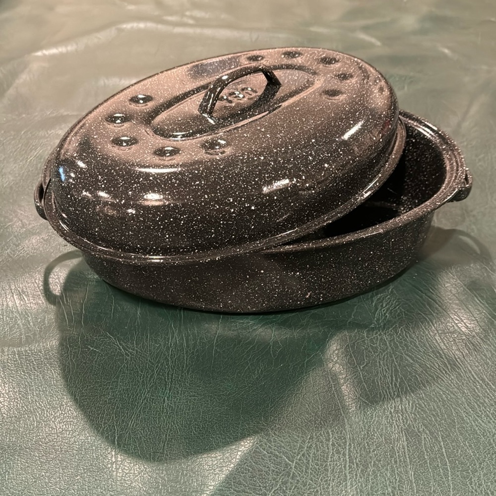 Roasting pot, 14”x10”. New.